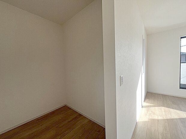 各所に効率的に配置された収納スペースがあり、日常のモノをすっきりと収納できます。 