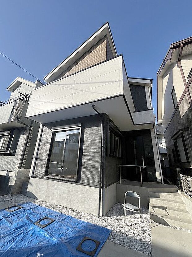 周辺の街並みの中で適度な主張、生活に溶け込むシンプルなデザインの外観が魅力の一戸建です。 