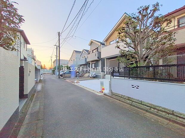 安心して暮らすことのできる住宅街。 住宅地の道路は一般に交通量が少なく車などの騒音が少ないため、住民にとって静かな生活環境が提供されます。