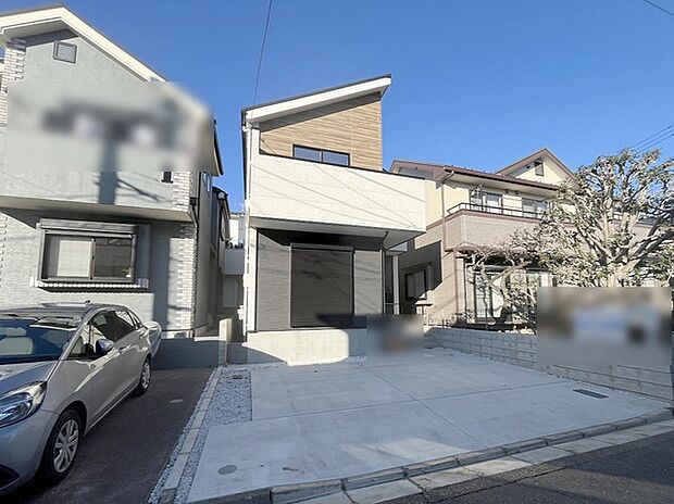 周辺の街並みの中で適度な主張、生活に溶け込むシンプルなデザインの外観が魅力の一戸建です。