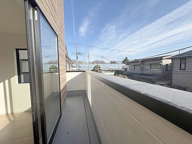 季節の変化や天気の良い日には、バルコニーでの時間が心地よく、気分をリフレッシュさせることができます。