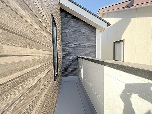 日々の忙しさやストレスから離れ、バルコニーで静かに深呼吸、心が穏やかになります。 