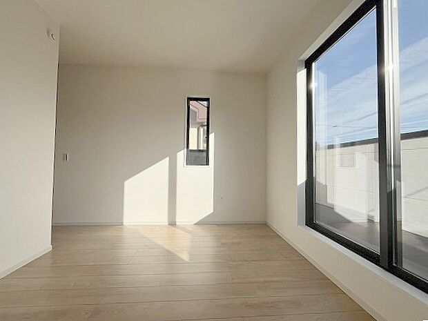 洋室はモダンなデザインと機能性を備え、快適な生活空間に。明るい窓から差し込む自然光が広々とした空間をさらに明るく開放的に感じさせます。  