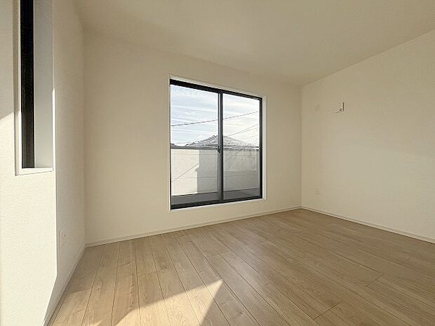 スタイリッシュなデザインと快適な居住性を兼ね備えた洋室。広々とした空間は、自分らしいインテリアを楽しむことができるほか、リラックスした時間を過ごすことができそうです。