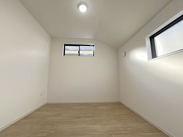 スマートなデザインと賢い収納が生活を快適にします。広々とした雰囲気を演出する工夫が施され、生活空間の魅力を引き出します。  