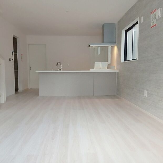 家族の集まるリビングは気持ちの良い自然光が差し込む団欒空間。室内のご見学予約も随時、受付中ですのでお気軽にお問合せください。 