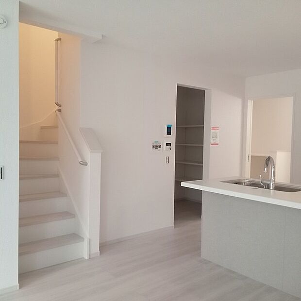 家族が食事するダイニングスペースをキッチンから見渡せる設計に。お料理をしながら家族とのコミュニケーションが増えそうな予感。 