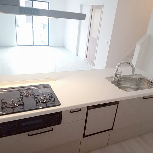 毎日の家事をサポートしてくれる食洗器も標準に装備。ちょっと嬉しい設備です 