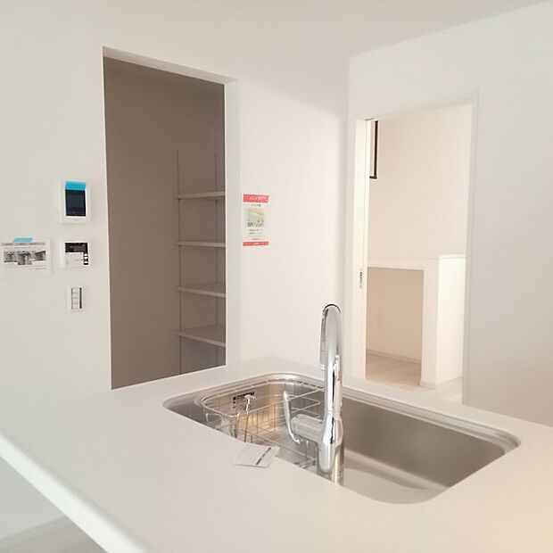 お料理をしながらリビングの家族やゲストとの会話が楽しめるカウンタータイプのキッチン。毎日のお料理を楽しく快適に。 