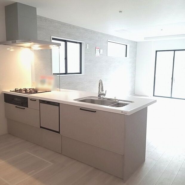 お料理をしながらリビングの家族やゲストとの会話が楽しめるカウンタータイプのキッチン。毎日のお料理を楽しく快適に。 