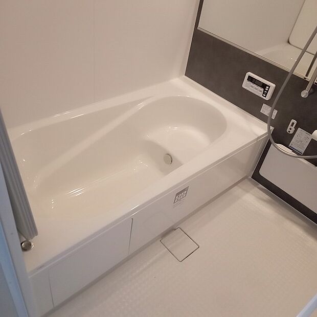 一日の疲れを癒してくれるゆったりとしたバスルームです。 