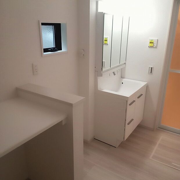 使いやすいタイプの洗面化粧台のあるランドリースペース 