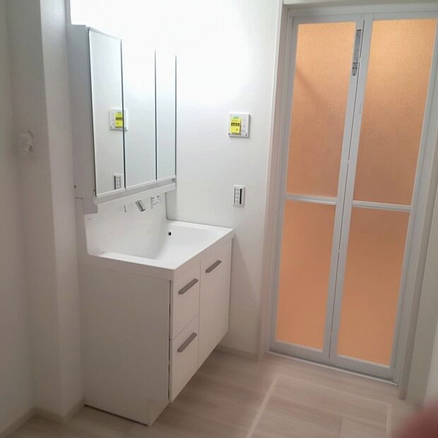 使いやすいタイプの洗面化粧台のあるランドリースペース 