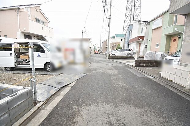 安心して暮らすことのできる住宅街。 住宅地の道路は一般に交通量が少なく車などの騒音が少ないため、住民にとって静かな生活環境が提供されます。