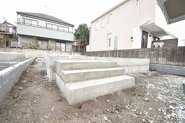 現在建物を建築中です、建築中の物件については現地確認の他、同施工会社の完成施工例のご案内、担当者のプレゼンテーションにてご検討ください。適切なご検討の方法をご説明させて頂きます。 