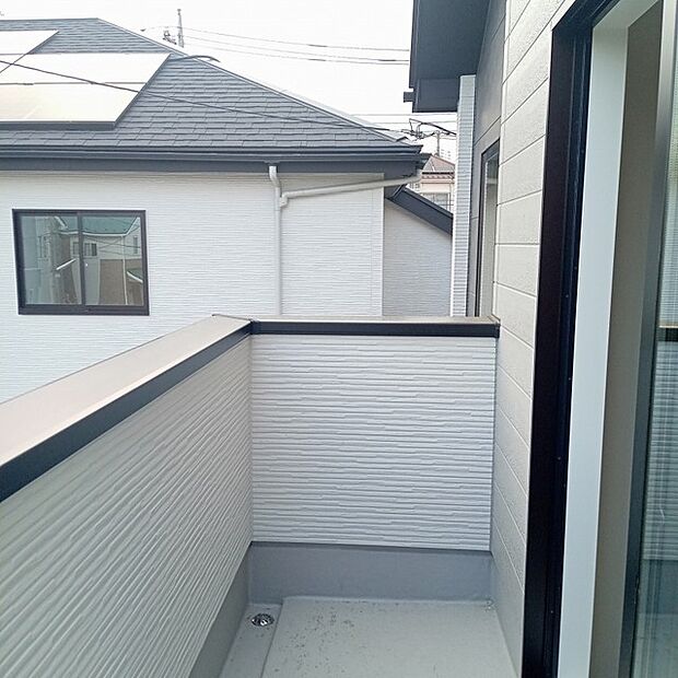 季節の変化や天気の良い日には、バルコニーでの時間が心地よく、気分をリフレッシュさせることができます。 