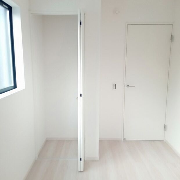 洋室はモダンなデザインと機能性を備え、快適な生活空間に。明るい窓から差し込む自然光が広々とした空間をさらに明るく開放的に感じさせます。  