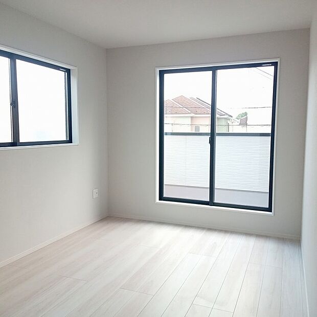 実際に室内をご見学頂くと生活のイメージが広がると思います。家具を置いたイメージや窓からの景色など。周辺で販売に出している物件も一緒にまとめてご見学頂き、比較する事もできます。