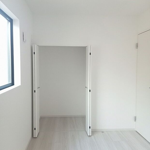 スマートなデザインと賢い収納が生活を快適にします。広々とした雰囲気を演出する工夫が施され、生活空間の魅力を引き出します。  