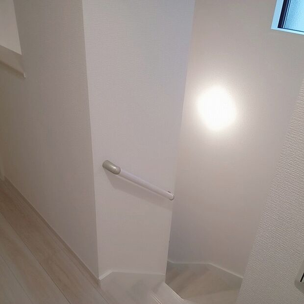 実際に室内をご見学頂くと生活のイメージが広がると思います。家具を置いたイメージや窓からの景色など。周辺で販売に出している物件も一緒にまとめてご見学頂き、比較する事もできます。