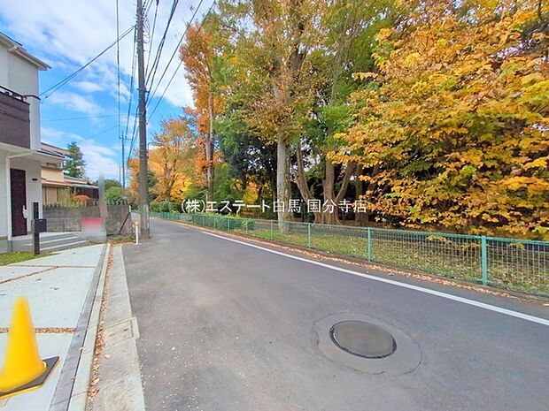 安心して暮らすことのできる住宅街。　住宅地の道路は一般に交通量が少なく車などの騒音が少ないため、住民にとって静かな生活環境が提供されます。 