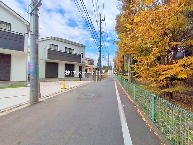 自然に恵まれた豊かな緑と美しいロケーションが特徴です。穏やかな暮らしやリラックスした健康的な生活が送れそう。日々の喧騒から離れ、自然に囲まれた癒しの場所はいかがでしょうか。 