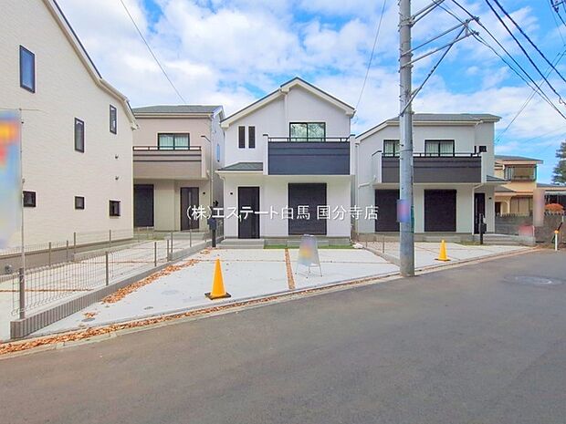 周辺の街並みの中で適度な主張、生活に溶け込むシンプルなデザインの外観が魅力の一戸建です。 