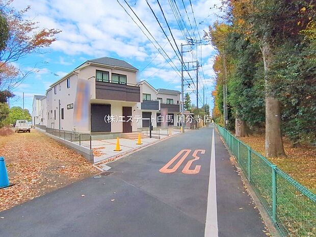 自然に恵まれた豊かな緑と美しいロケーションが特徴です。穏やかな暮らしやリラックスした健康的な生活が送れそう。日々の喧騒から離れ、自然に囲まれた癒しの場所はいかがでしょうか。 