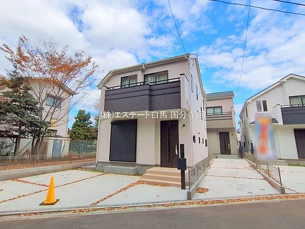 周辺の街並みの中で適度な主張、生活に溶け込むシンプルなデザインの外観が魅力の一戸建です。