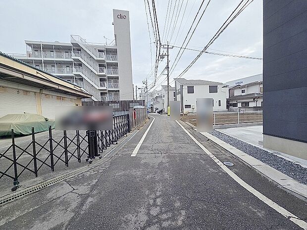 安心して暮らすことのできる住宅街。 住宅地の道路は一般に交通量が少なく車などの騒音が少ないため、住民にとって静かな生活環境が提供されます。