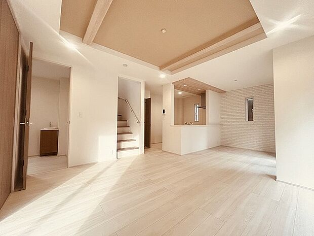 家族の集まるリビングは気持ちの良い自然光が差し込む団欒空間。室内のご見学予約も随時、受付中ですのでお気軽にお問合せください。 