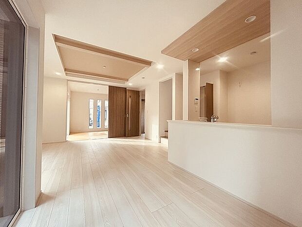 家族が食事するダイニングスペースをキッチンから見渡せる設計に。お料理をしながら家族とのコミュニケーションが増えそうな予感。 