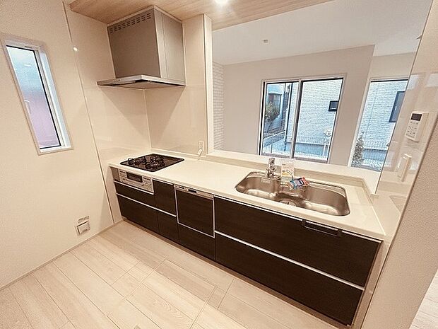 お料理をしながらリビングの家族やゲストとの会話が楽しめるカウンタータイプのキッチン。毎日のお料理を楽しく快適に。 