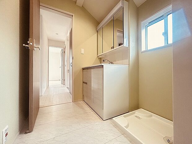 使いやすいタイプの洗面化粧台のあるランドリースペース 