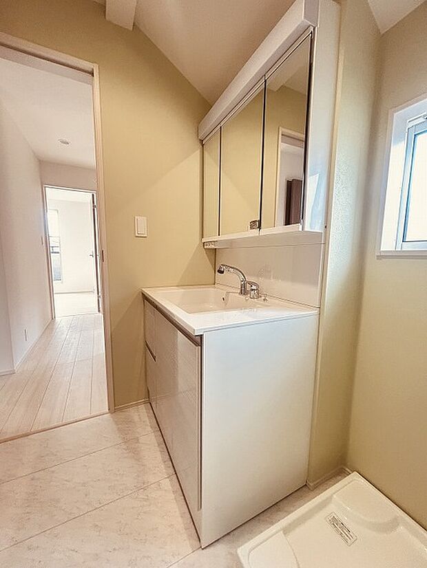 三面鏡に洗面台。 コンセントに照明機能、多機能性を備えた設備です。  