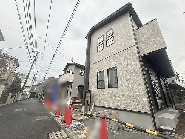 周辺の街並みの中で適度な主張、生活に溶け込むシンプルなデザインの外観が魅力の一戸建です。