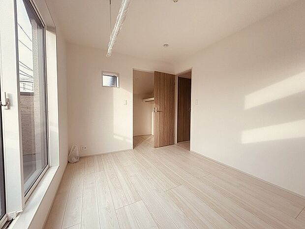 スマートなデザインと賢い収納が生活を快適にします。広々とした雰囲気を演出する工夫が施され、生活空間の魅力を引き出します。  