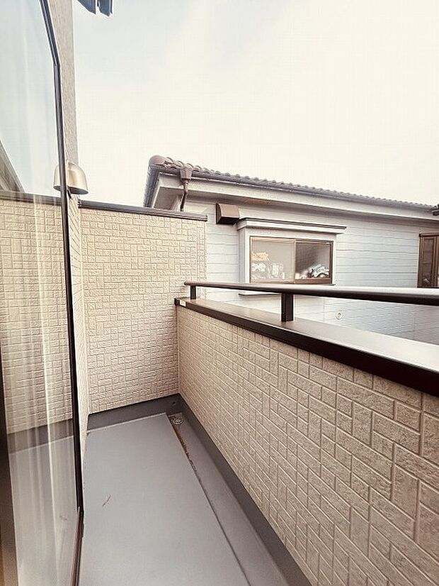 季節の変化や天気の良い日には、バルコニーでの時間が心地よく、気分をリフレッシュさせることができます。 