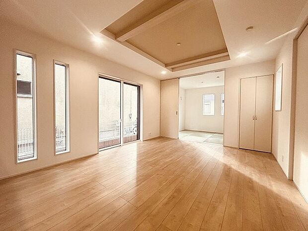 ゆとりのあるサイズのリビングダイニング。 お食事スペースと、お寛ぎ空間を分けてご利用可能。 少し大きめのソファーを置いて、 一家団欒なお時間をご共有ください。