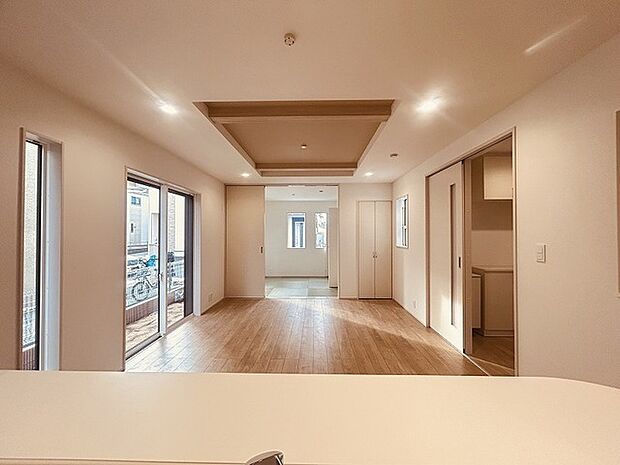 カウンターキッチンならではの開放的な見通し、全体が見渡せることでご家族の団欒スペースもより明るく笑顔が溢れる空間となります。