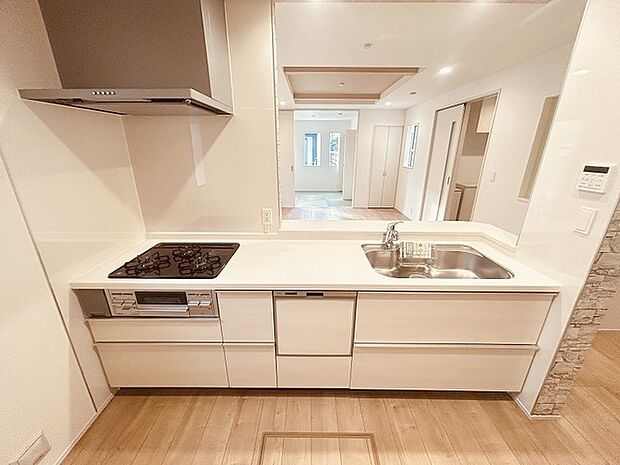 お料理をしながらリビングの家族やゲストとの会話が楽しめるカウンタータイプのキッチン。毎日のお料理を楽しく快適に。