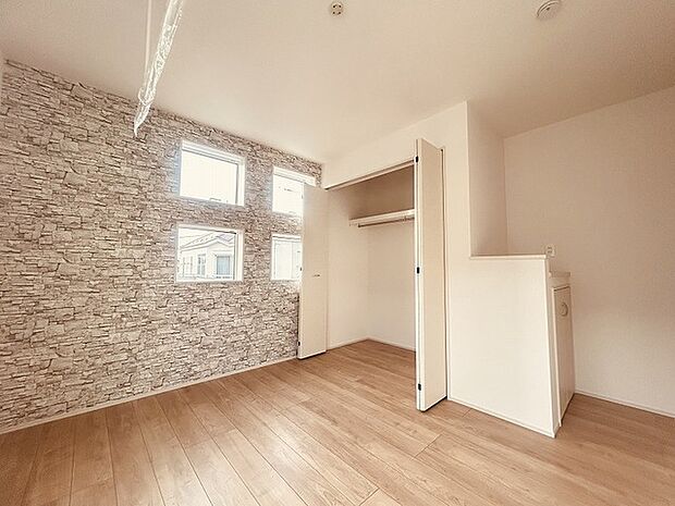 豊富な収納スペースもこの物件の特長の一つ。各所に収納が完備されており、生活をスッキリと整えることができます。 