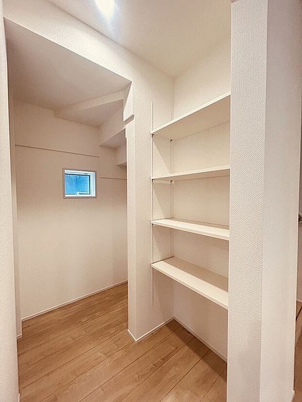 各所に効率的に配置された収納スペースがあり、日常のモノをすっきりと収納できます。