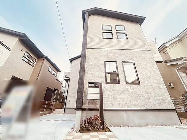 周辺の街並みの中で適度な主張、生活に溶け込むシンプルなデザインの外観が魅力の一戸建です。