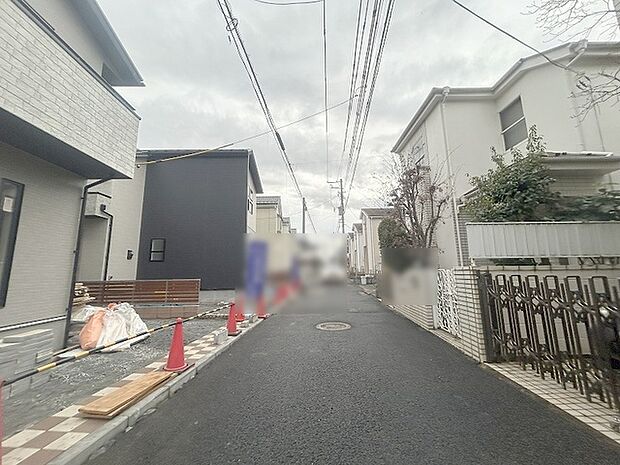 安心して暮らすことのできる住宅街。 住宅地の道路は一般に交通量が少なく車などの騒音が少ないため、住民にとって静かな生活環境が提供されます。