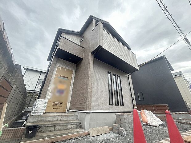 周辺の街並みの中で適度な主張、生活に溶け込むシンプルなデザインの外観が魅力の一戸建です。