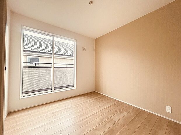 スタイリッシュなデザインと快適な居住性を兼ね備えた洋室。広々とした空間は、自分らしいインテリアを楽しむことができるほか、リラックスした時間を過ごすことができそうです。 