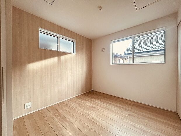 実際に室内をご見学頂くと生活のイメージが広がると思います。家具を置いたイメージや窓からの景色など。周辺で販売に出している物件も一緒にまとめてご見学頂き、比較する事もできます。