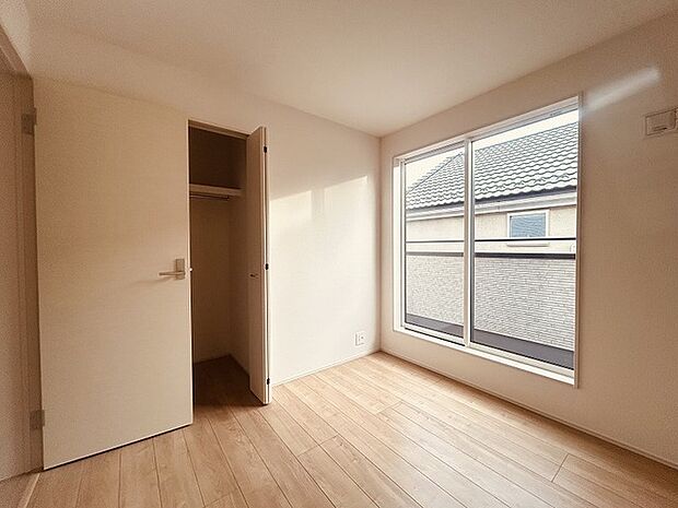 洋室はモダンなデザインと機能性を備え、快適な生活空間に。明るい窓から差し込む自然光が広々とした空間をさらに明るく開放的に感じさせます。