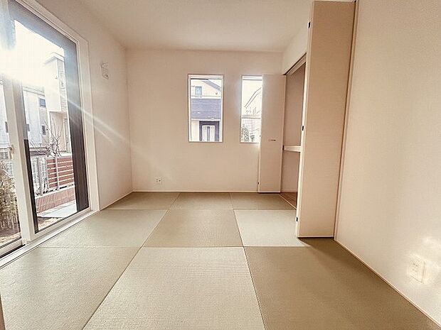 畳の香りと柔らかな光がリラックスした空間を作ります。